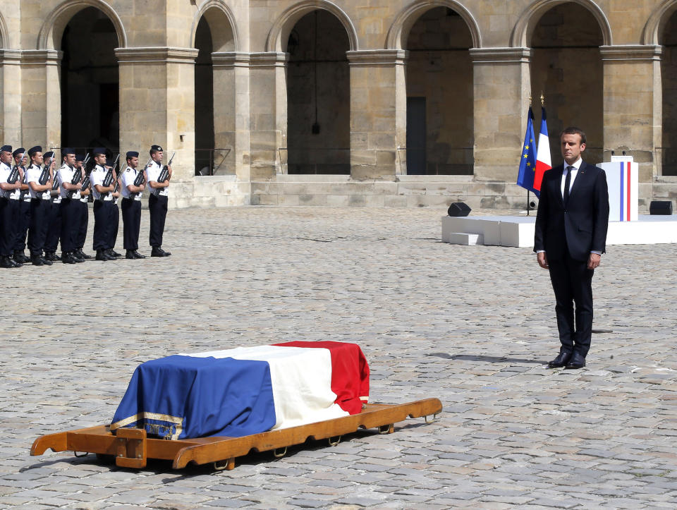 <p>Der französische Staatspräsident Emmanuel Macron nimmt bei einer Trauerzeremonie Abschied von der verstorbenen Holocaust-Überlebenden Simone Veil. (Bild: Michel Euler/AP/dpa) </p>