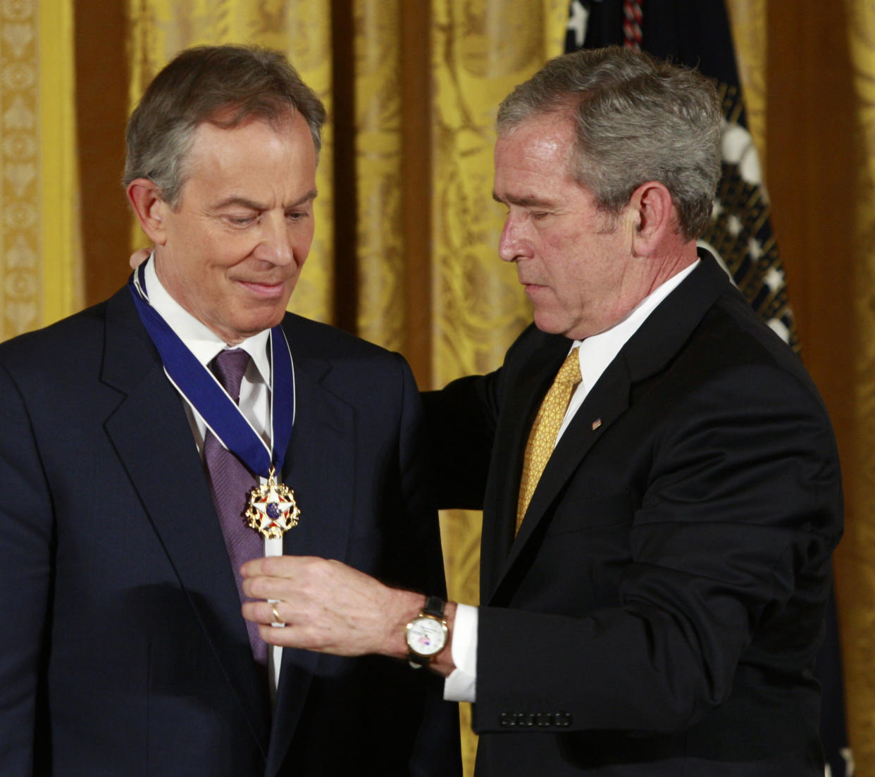 Former British Prime Minister Tony Blair (L) receives the Presidential Medal of Freedom from U.S. President George W. Bush during a ceremony in the East Room of the White House in Washington, January 13, 2009. The award is the highest civilian honour that is given in the United States.      REUTERS/Jason Reed      (UNITED STATES)