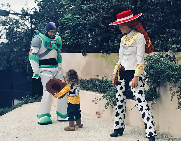 <p>Popstar Justin Timberlake und Schauspielerin Jessica Biel haben zu Halloween eine seltene Ausnahme gemacht. Sie posteten auf Instagram ein Familienfoto mit Söhnchen Silas. Papa als Buzz Lightyear, Mama als Jessie und der Nachwuchs als Woody: Diese „Toy Story“ hat ein süßes Happy End. (Bild: Instagram/jessicabiel) </p>