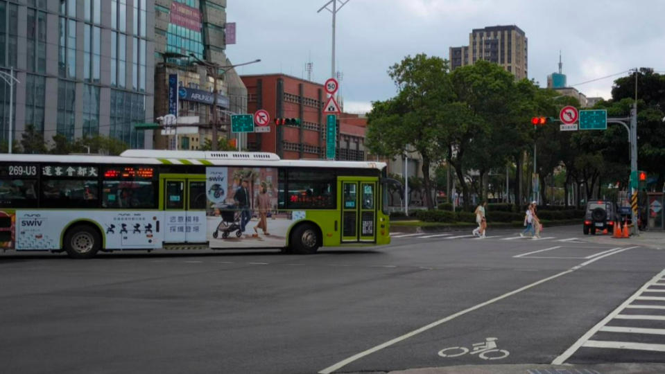  東海女大生遭撞身亡事故，行人地獄又受到關注，公車駕駛的血汗勞動問題也該重視。洪敏隆攝 