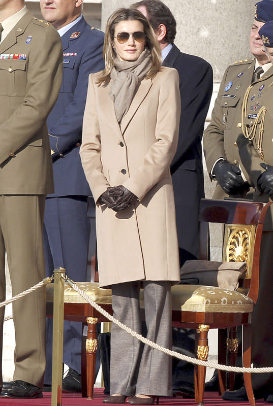 De inspiración militar y con botones joya, así es el abrigo que la reina  Letizia ha lucido a su paso por la COP25