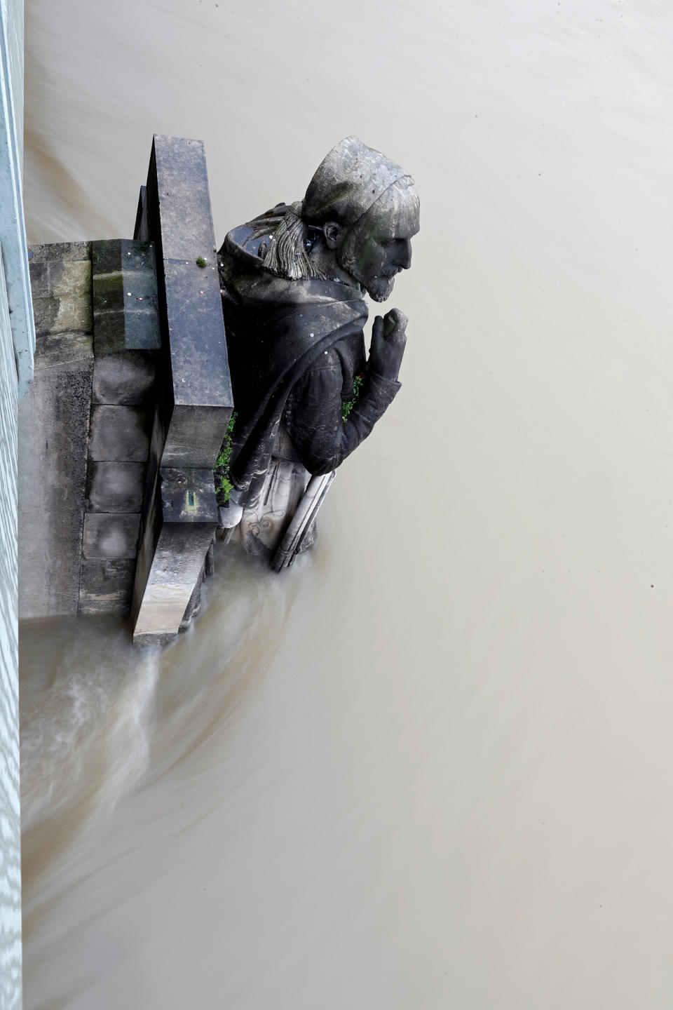 <p>A view shows the Zouave statue as the Seine River rises after days of rainy weather that causes flooding in the country and in Paris, France, Jan. 25, 2018. (Photo: Gonzalo Fuentes/Reuters) </p>