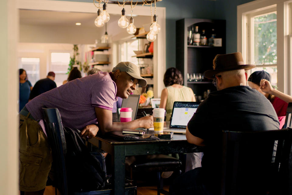 Workers collaborate at a rented workspace in a home<span class="copyright">Amina Moreau—Radious.pro.</span>