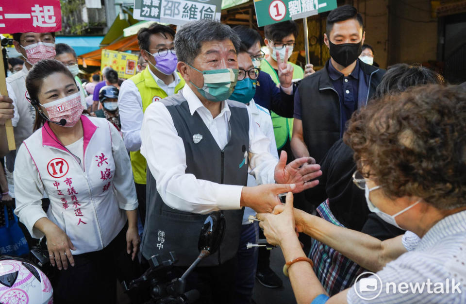 民進黨台北市長候選人陳時中到萬華雙和市場掃街拜票。   圖：張良一/攝