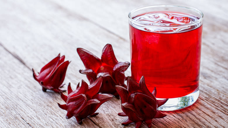 glass of sorrel with flowers