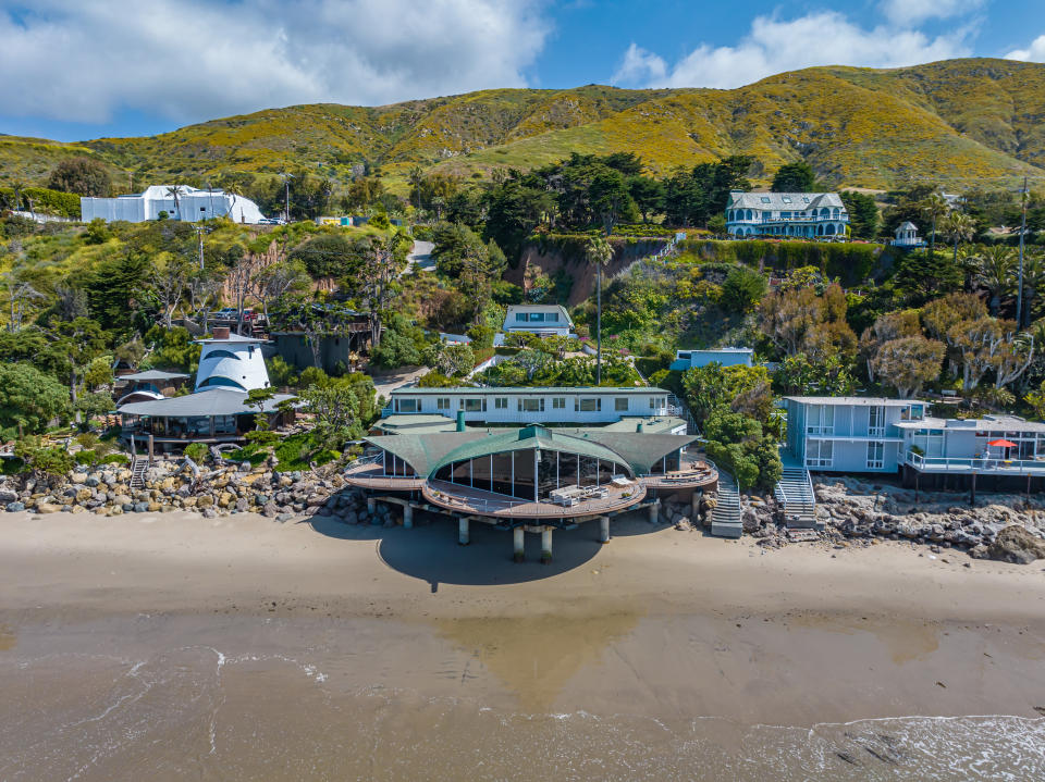 Wave House (la casa de la ola), diseñada por el arquitecto Harry Gesner, se encuentra en una de las áreas más cotizadas de California: Malibú. Foto: Cortesía de Douglas Elliman.