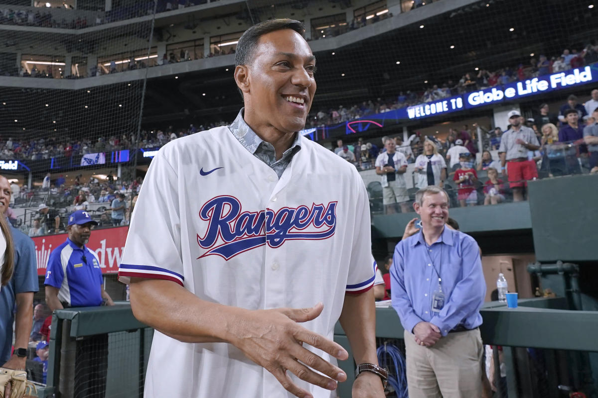 2-time AL MVP Juan González, one of baseball's best sluggers in the '90s,  honored by Texas Rangers - CBS Texas