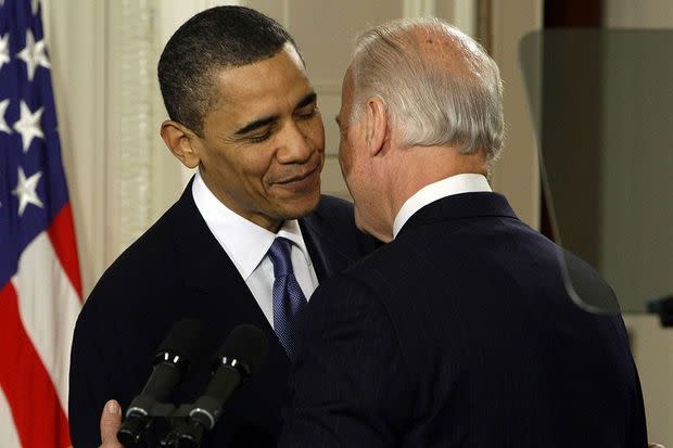 Barack Obama sourit après que Joe Biden lui a dit que sa réforme de la santé est «un sacré putain de truc», le 23 mars 2010.