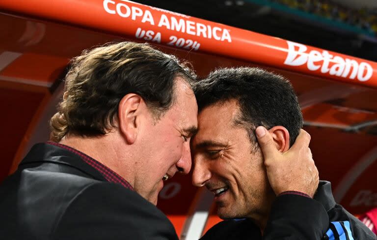 El saludo del entrenador de Colombia, Néstor Lorenzo, con el entrenador argentino Lionel Scaloni.