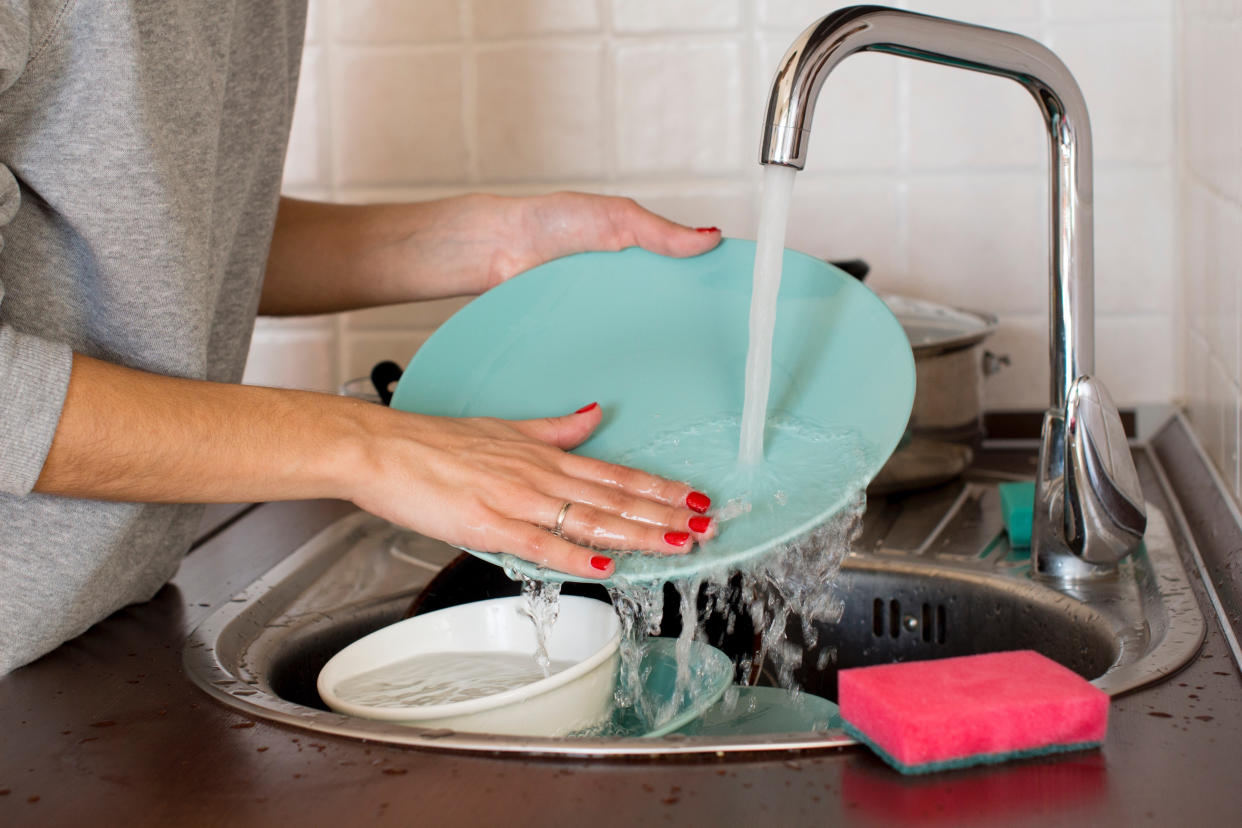 Un escurridor inteligente te ahorra espacio y organiza tu cocina/Getty Images.