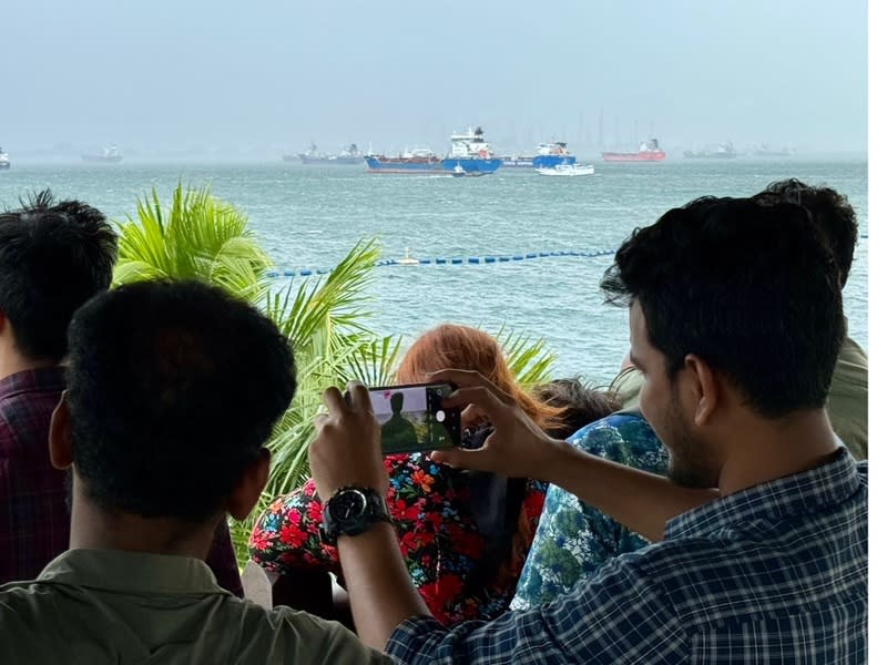 紅海危機連鎖效應  新加坡現塞港情形 紅海危機引發連鎖效應，新加坡近期港口出現塞港， 新加坡正透過提高碼頭處理量能，盼改善塞港情況。 圖為遊客從瞭望台拍攝海上船隻航行。 中央社記者吳昇鴻新加坡攝  113年7月4日 