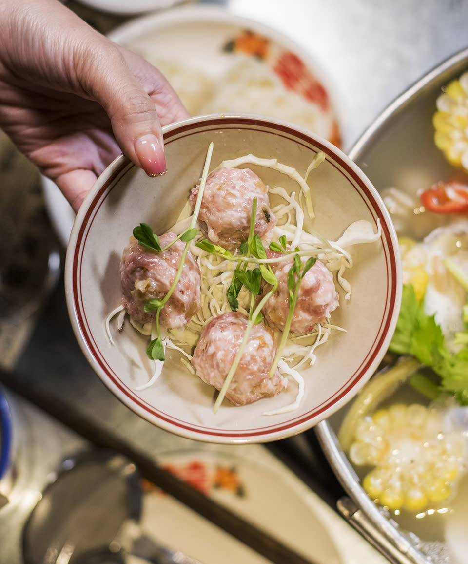 銅鑼灣美食︱戲棚花牌鵝頸橋四季火鍋店 招牌胡椒豬骨花白鍋+即炒辣雞煲  推介鹹食心太軟