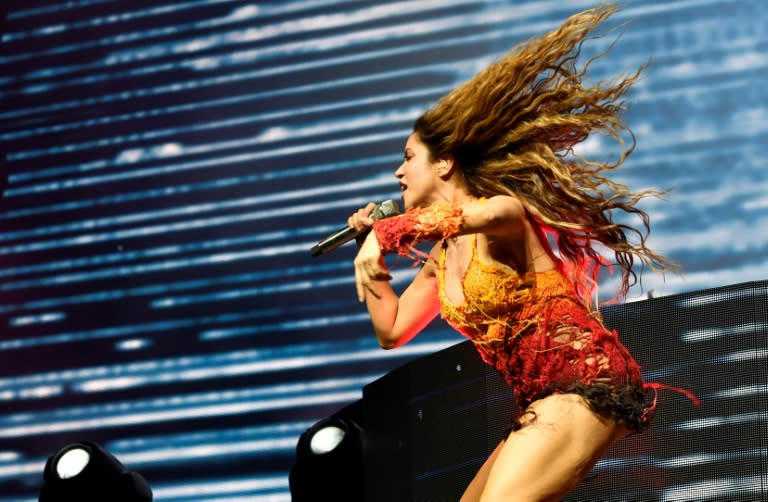 La cantante colombiana Shakira actúa con el productor Bizarrap en el Festival de Coachella, en Indio (California, EEUU) el 12 de abril de 2024 (Valerie Macon)