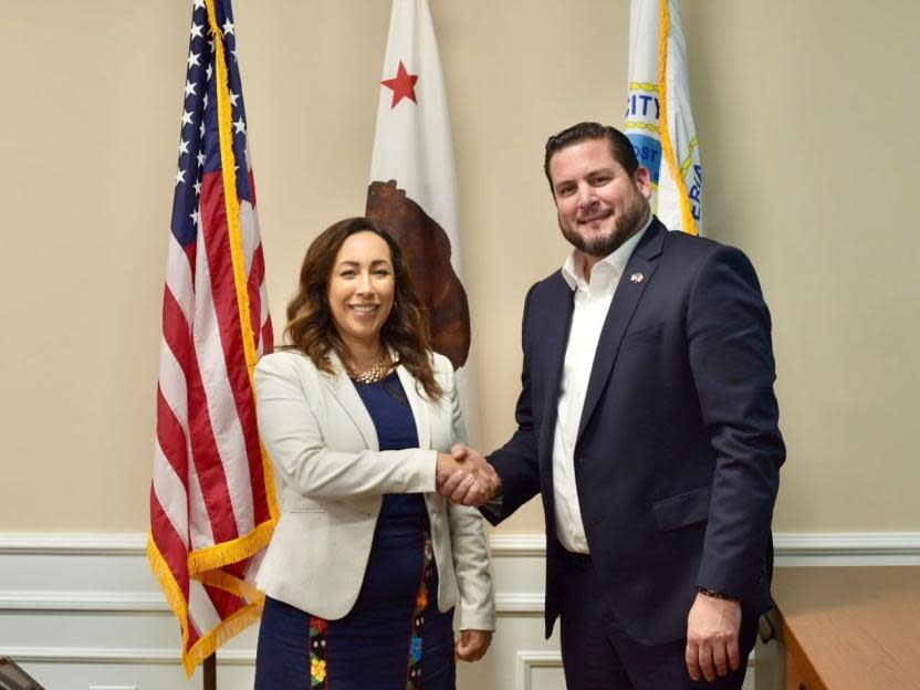 Ismael Burgueño junto a Paloma Aguirre, alcaldesa de Imperial Beach