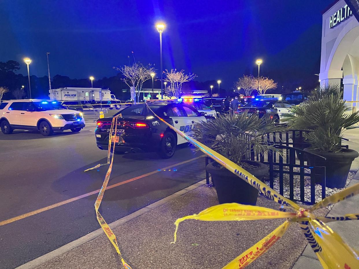 Police responded to an incident in front of the Dollar Tree in Landfall shopping center 1319 Military Cutoff Road, in Wilmington, N.C., Saturday, January 15, 2022. [SYDNEY HOOVER/STARNEWS]