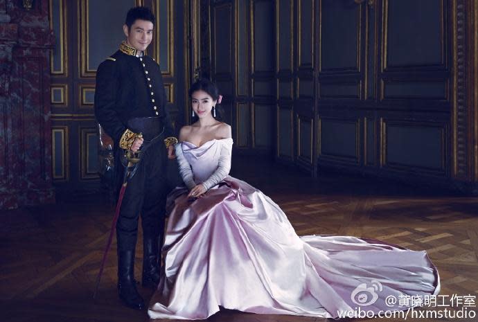 黃曉明、Angelababy（楊穎）世紀婚禮今晚登場，浪漫婚紗照一早曝光，一幕夫婦在巴黎鐵塔相吻的畫面令人印象深刻，不僅甜蜜無比，在氣球點綴下更增添了兩小無猜感。