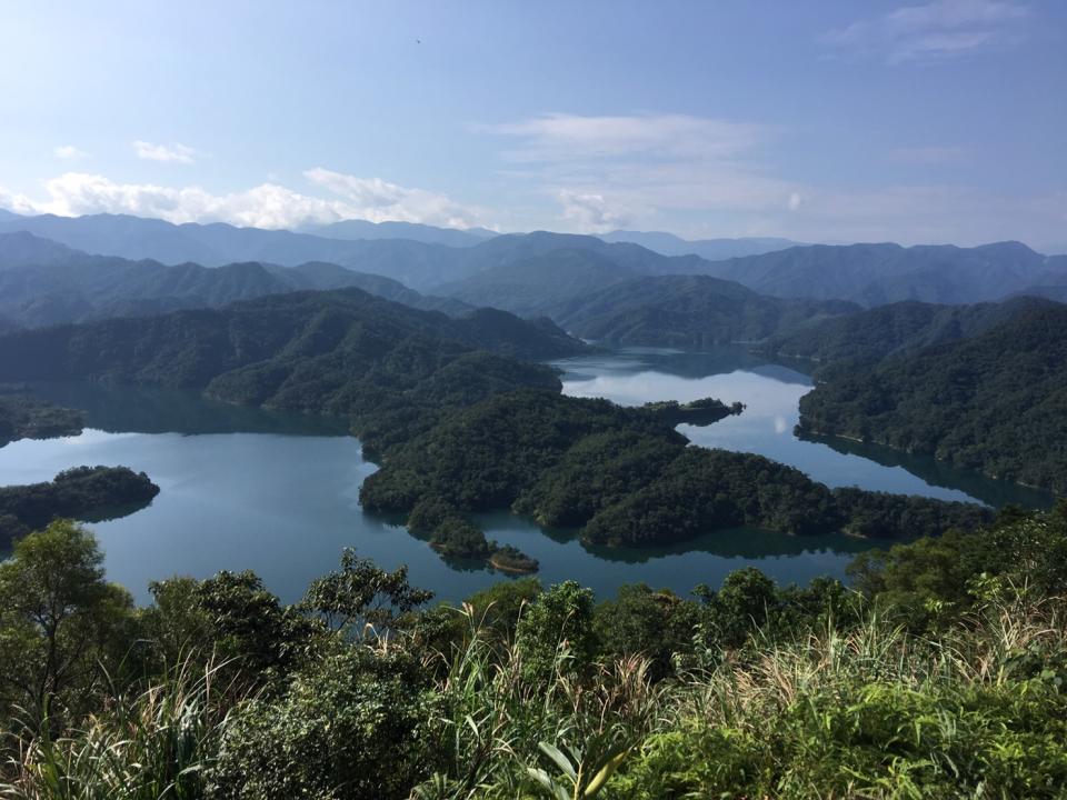 石碇鱷魚島位於翡翠水庫集中區，是從事健行、攝影活動的不二選擇。圖/新北市政府