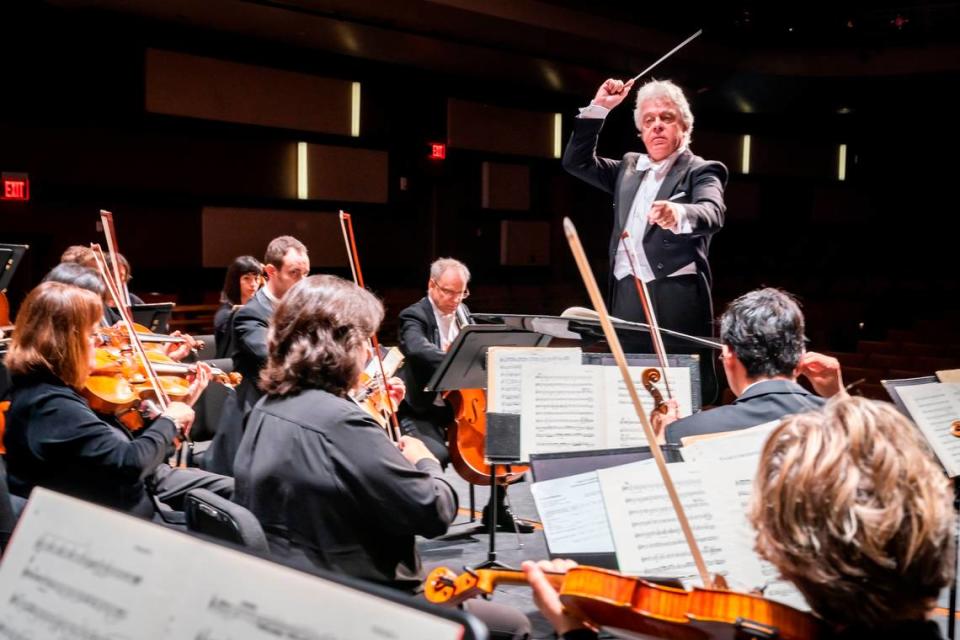 Christopher Warren-Green leads the Charlotte Symphony in an October 2018 performance.