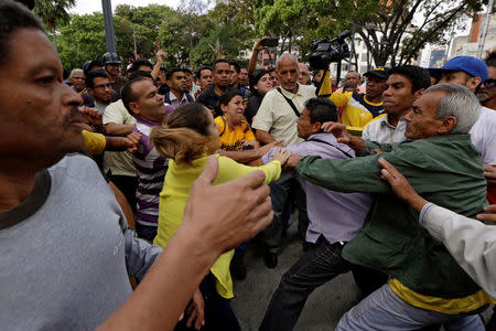 Pro-government supporters clash with opposition supporters during a protest against Venezuelan President Nicolas Maduro's government outside the Venezuelan Prosecutor's office in Caracas, Venezuela March 31, 2017. REUTERS/Marco Bello