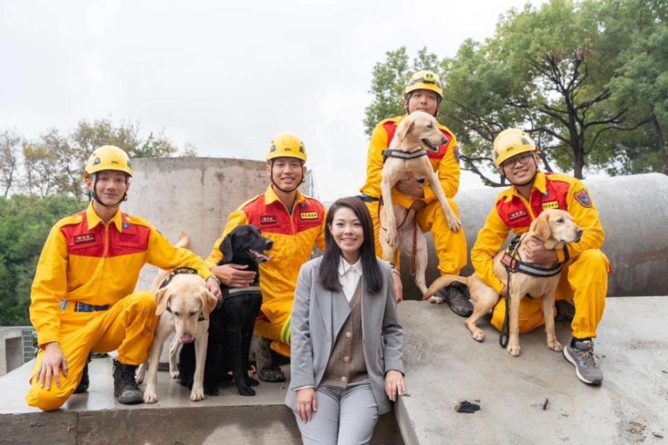 高虹安市長與竹市領犬員們及4隻搜救犬合影。（圖/記者林照東翻攝）