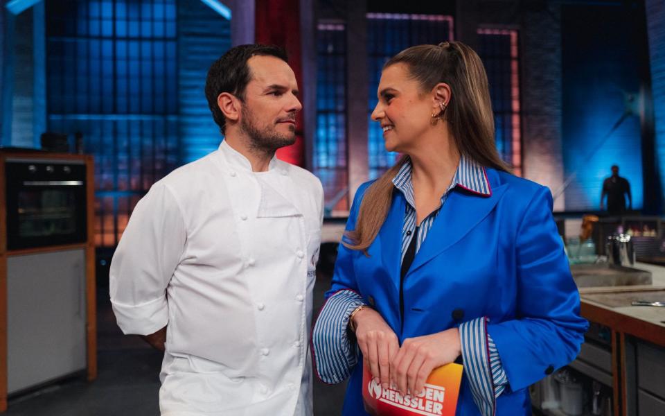 Top-Team am Grill und im Frotzeln: Lauta Wontorra (rechts) gibt ihrem Chef Steffen Henssler ordentlich Kontra. (Bild: RTL / Basti Sevastos)