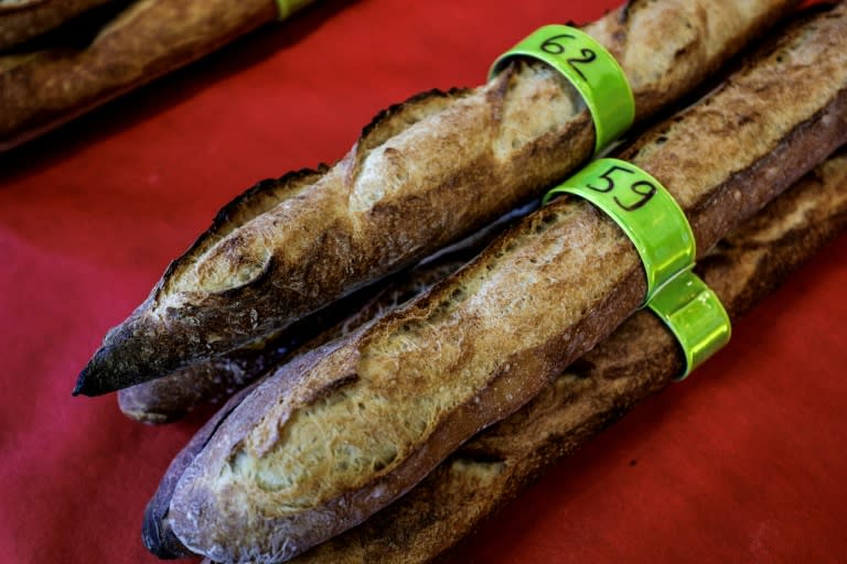 Des baguettes présentées lors du concours de la meilleure baguette de tradition de Paris, à Paris le 25 avril 2024 (STEPHANE DE SAKUTIN)