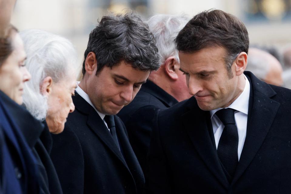 Gabriel Attal et Emmanuel Macron photographiés lors des obsèques de Robert Badinter (illustration).