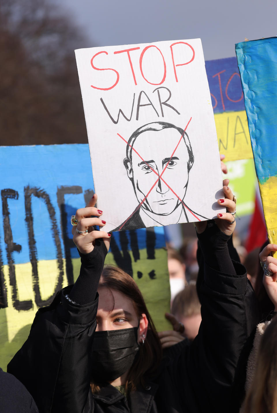 <p>柏林有示威者畫普京的頭像表達不要戰爭。 (Photo by Sean Gallup/Getty Images)</p> 