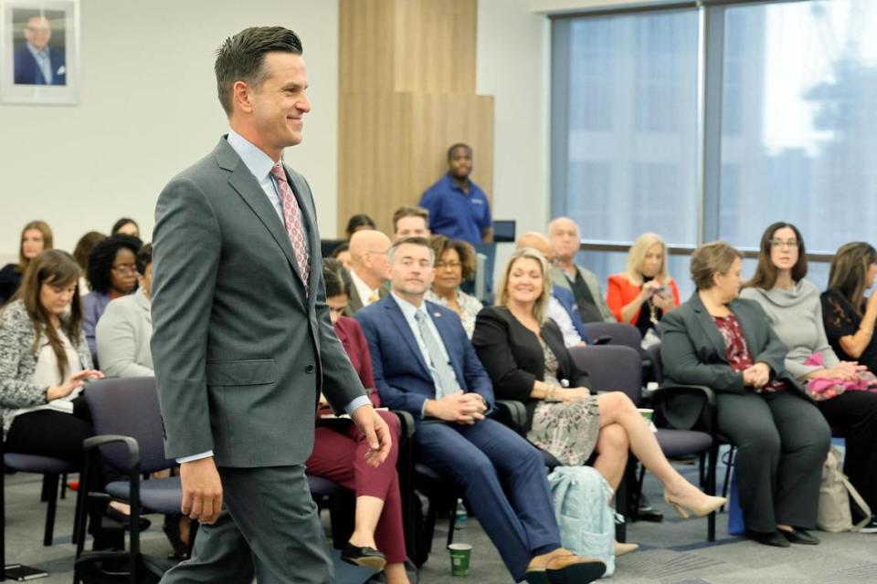 Henry Mack entra en la sala para ser entrevistado para el puesto de presidente interino del Broward College en el campus de Fort Lauderdale, el martes 3 de octubre de 2023. La junta directiva nombró a Mack como presidente interino el martes, solo para que se retirara después de que él y la universidad no pudieran ponerse de acuerdo sobre los términos del contrato. La universidad anunció el miércoles que Barbara Bryan sería la nueva presidenta interina. Ella había sido presidenta del campus norte y es una veterana administradora de la universidad. (Amy Beth Bennett / South Florida Sun Sentinel)