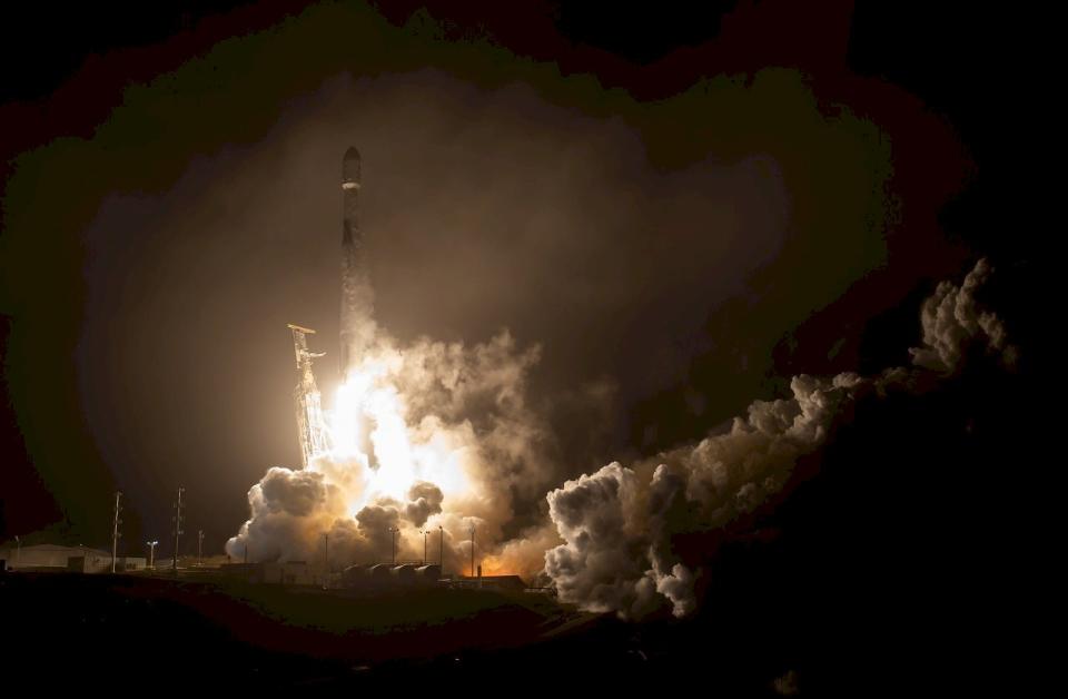 美國國家航空暨太空總署(NASA)當地時間23日從加州發射了1具太空飛行器，它的主要任務在故意撞擊一顆小行星。(圖：NASA)