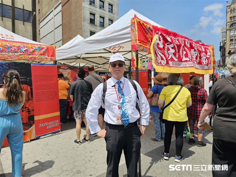 （上圖）媽祖特地參加第20屆的紐約台灣巡禮文化藝術節；（下圖）Hello Taiwan執行長江明信雖信仰基督教，但看到來自台灣的媽祖也非常感動，特別與「天后」合影。（圖／受訪者提供）