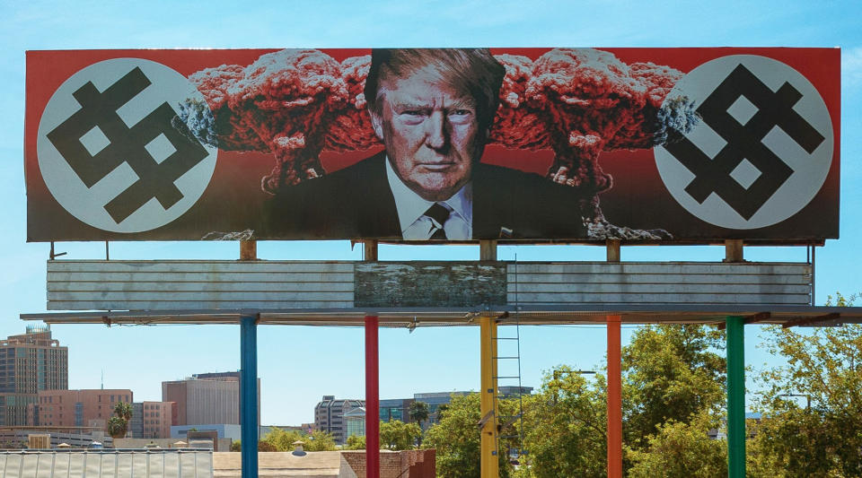 El cartel billboard de Karen Fiorito expresa su punzante crítica al presidente Donald Trump en el centro de Phoenix, Arizona. (Facebook/Karen Fiorito)