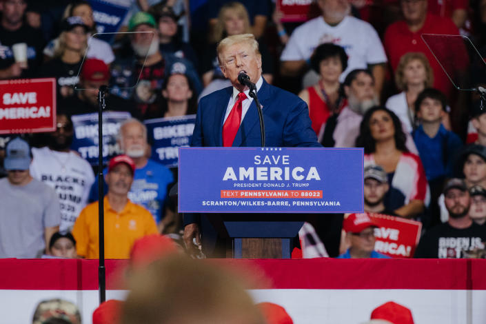 El expresidente Donald Trump se para en un podio mientras habla en un mitin.