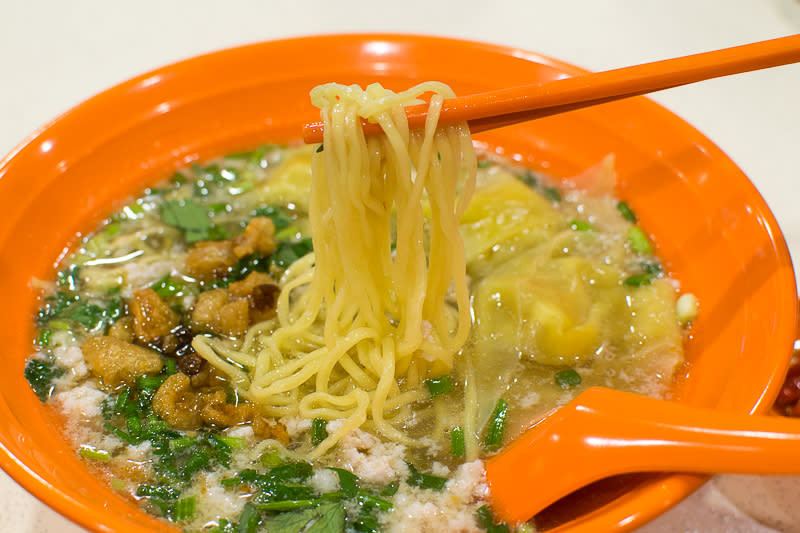 A pulling shot of bak chor noodles