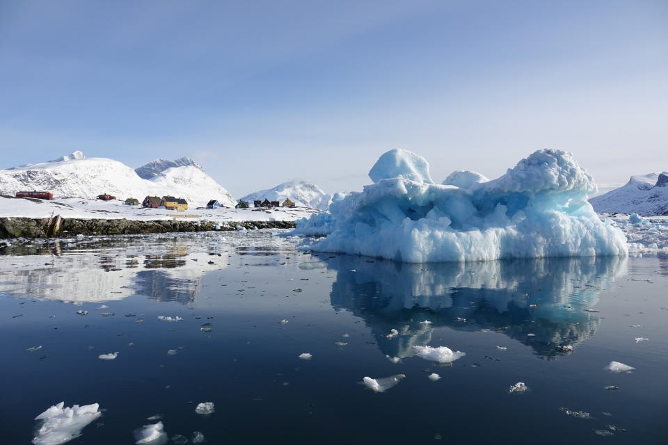 Ice floes in the Nuuk Fjord in Greenland. (Photo: picture alliance via Getty Images)