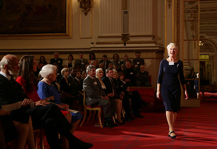 Helen Mirren en una recepción en el Palacio de Buckingham con Isabel II y la princesa Catherine