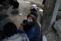 <p>En la imagen, varios hombres consumen drogas en Kabul. Las calles de la capital de Afganistán se están llenando de adictos, especialmente al opio y a la heroína, abandonados. (Foto: Bulent Kilic / AFP / Getty Images).</p> 