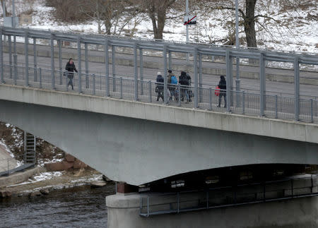 People walk on the bridge over Narva river at the border crossing point with Russia in Narva, Estonia February 16, 2017. REUTERS/Ints Kalnins