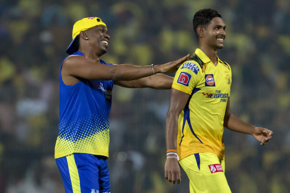 Chennai Super Kings' Matheesha Pathirana, right, is congratulated by coach Dwayne Bravo after Chennai Super Kings won the Indian Premier League qualifier cricket match against Gujrat Titans in Chennai, India, Tuesday, May 23, 2023. (AP Photo /R. Parthibhan)