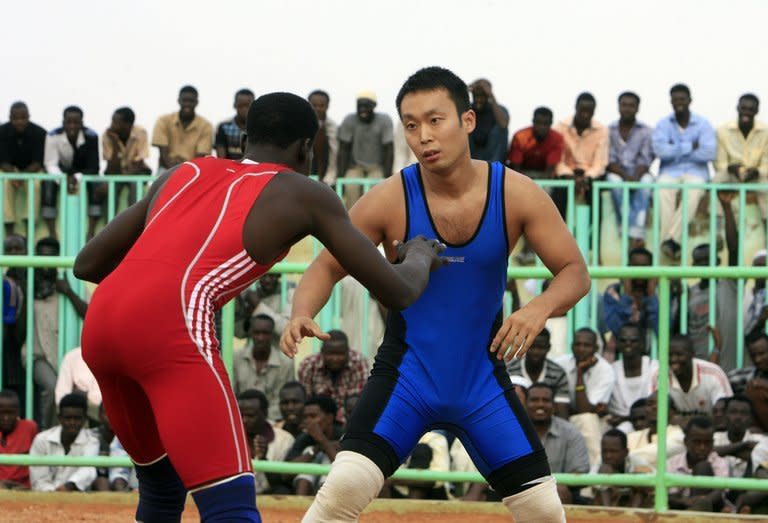 Japanese diplomat Yasuhiro Murotatsu (R) competes against Sudanese fighter Saleh Omar Bol Tia Kafi, on August 28, 2013 in Khartoum. Four times this year, "Muro" has challenged the Sudanese. Four times he has lost