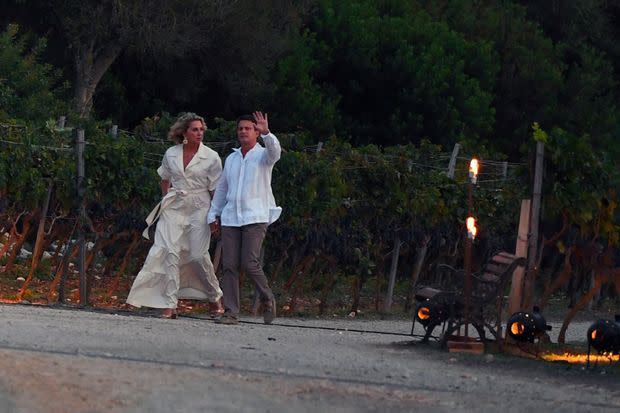 Pour la première réception, vendredi soir, Manuel Valls et Susana Gallardo arrivent au restaurant Bodegas Binifadet à bord de la voiture à la mode sur l'île, la Mini Cooper.