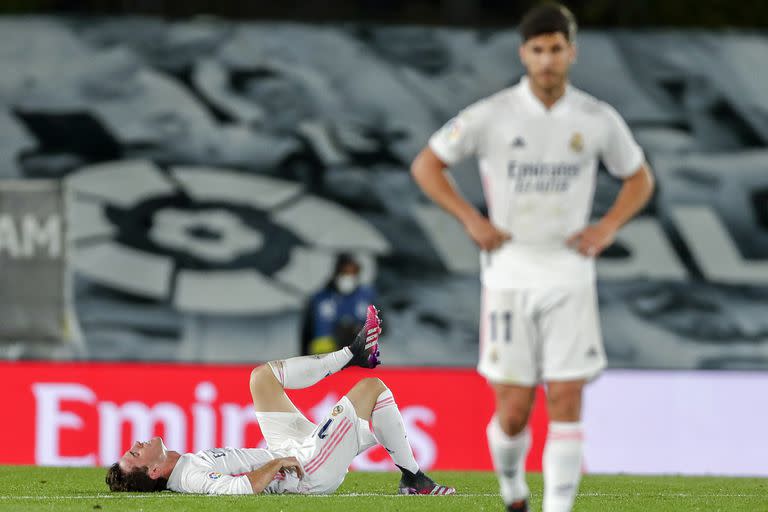 Odriozola, caído, y Asensio son la imagen de la decepción de Real Madrid tras el empate