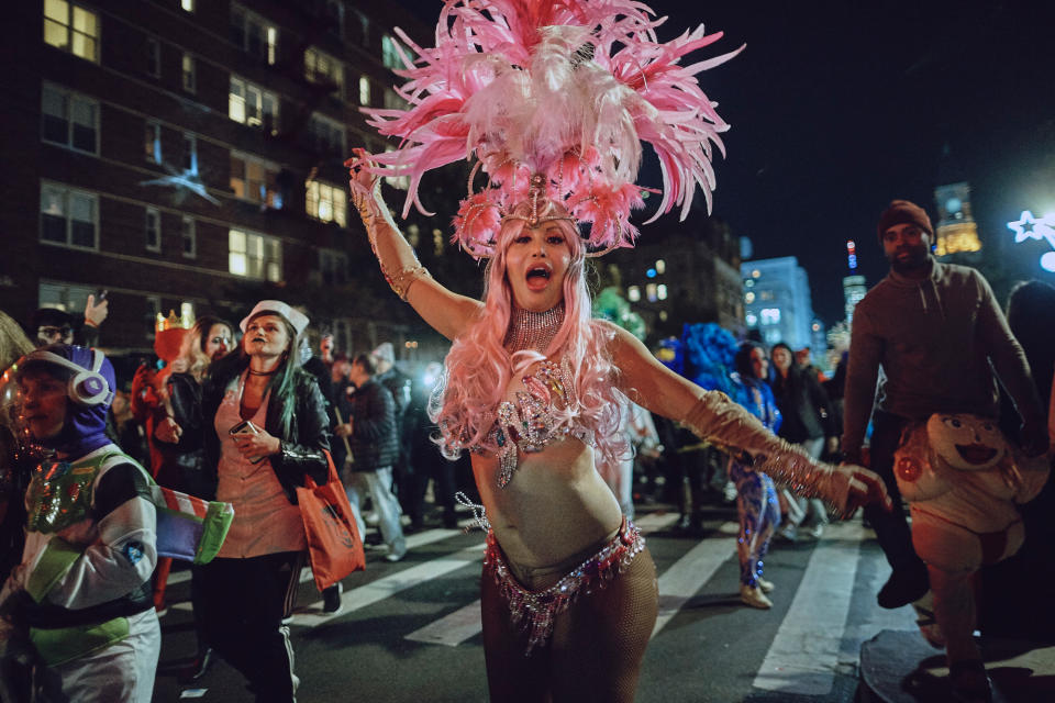 <p>New York bleibt New York. Wenige Stunden nach dem Terroranschlag zogen bunt verkleidete Einwohner bei einer Halloween-Parade durch die Straßen des Stadtteils Greenwich Village. (Bild: AP Photo) </p>