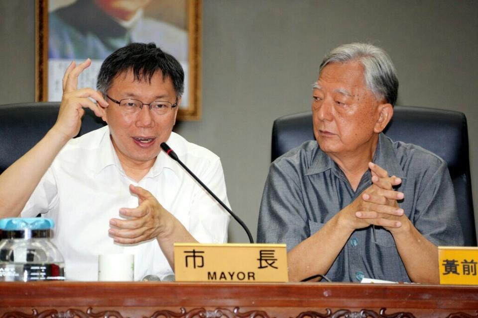 前台北市長黃大洲（左）遭媒體踢爆收威京集團200萬元。   圖：台北市政府提供（資料照）