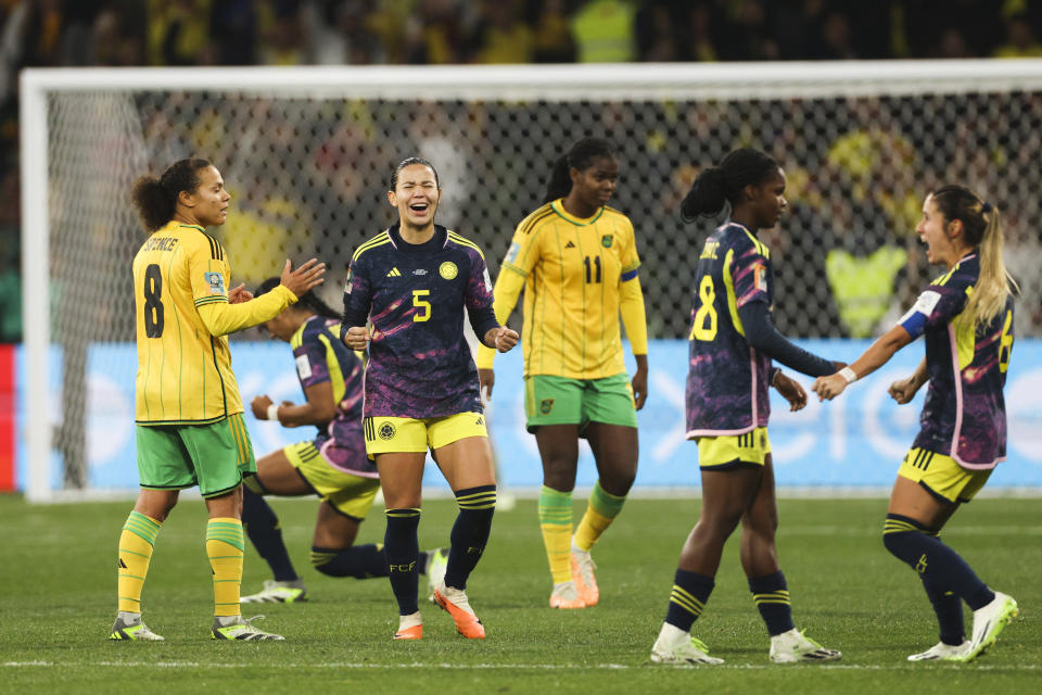 Colombia's players celebrate at the end of the Women's World Cup round of 16 soccer match between Jamaica and Colombia in Melbourne, Australia, Tuesday, Aug. 8, 2023. (AP Photo/Hamish Blair)