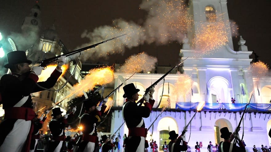 ¿Qué conmemora el feriado del 25 de mayo?