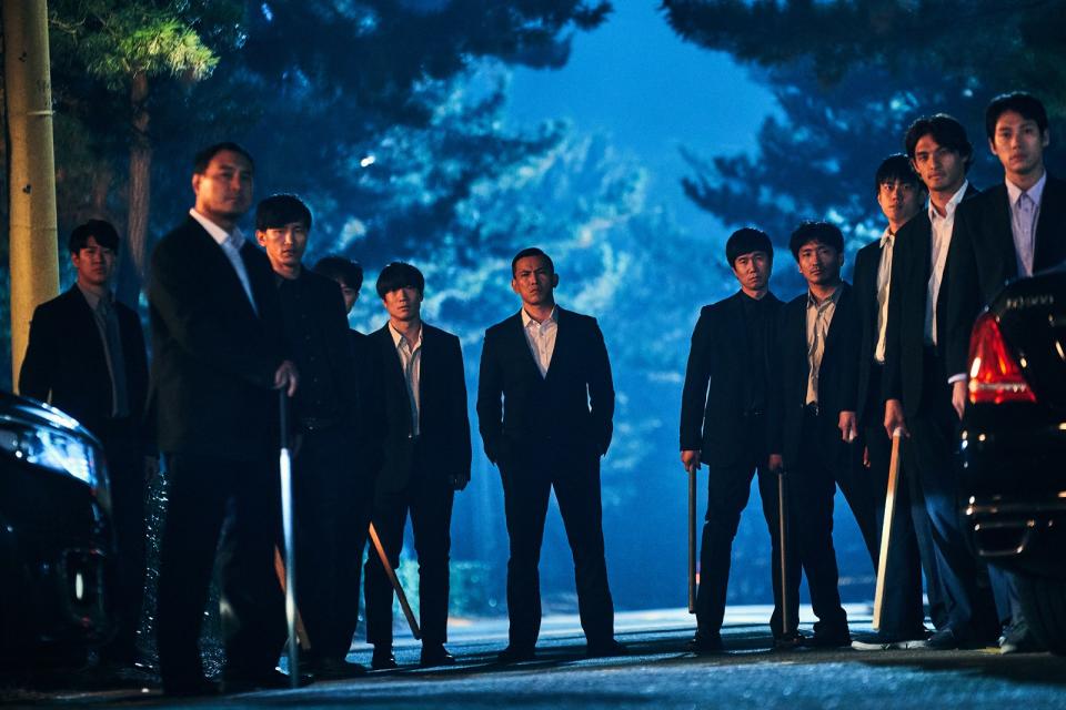 劉五性在近期的話題韓劇《黑色太陽》中飾演和男主角南宮珉對立的角色 而在《喋血江陵》中他則面對張赫這名瘋狂的對手