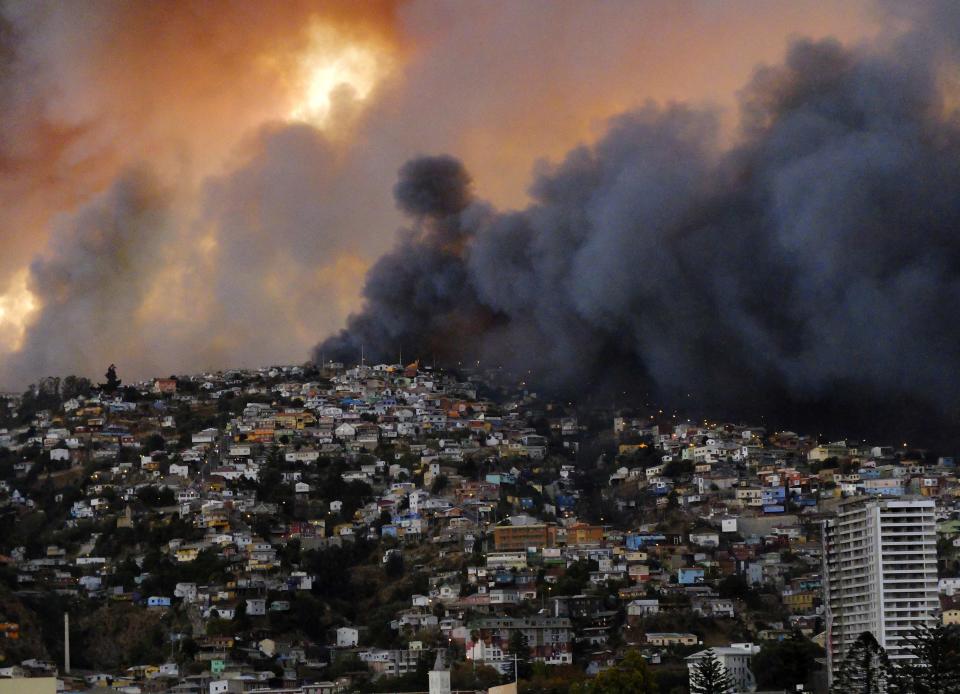 Smoke from a forest fire is seen in Valparaiso city, northwest of Santiago, April 12, 2014. More than 50 homes were burned due to the forest fire but there have been no reports of death or injuries, local authorities said. (REUTERS/Cesar Pincheira)