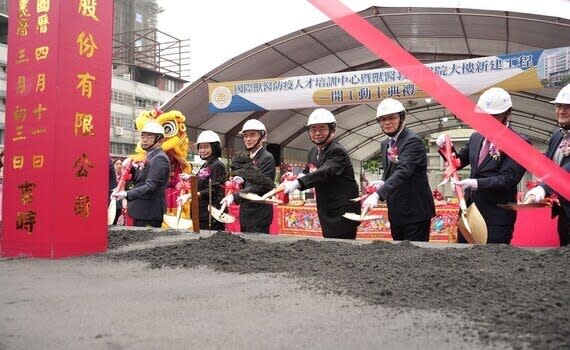 動土典禮貴賓雲集，包含環境部部長/興大前校長薛富盛、農業部前部長/興大特聘教授陳吉仲、農業部次長杜文珍、臺中市副市長鄭照新、農業部動物植物防疫檢疫署副署長徐榮彬、立法委員/興大校友總會榮譽理事長蔡其昌、前立委黃國書、興大校友總會理事長莊嘉郁、興大校友總會榮譽理事長林萬年等人，共同執鏟見證。