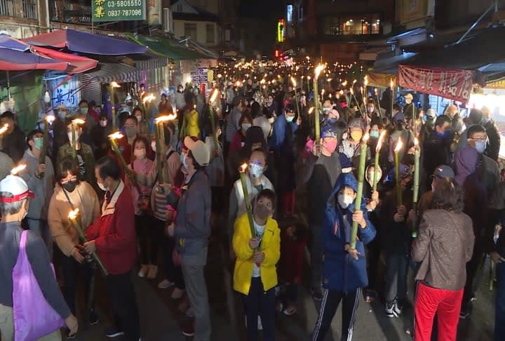 油笐火夜遊登場「火龍照亮北埔老街」　壯觀！近3千人共襄盛舉